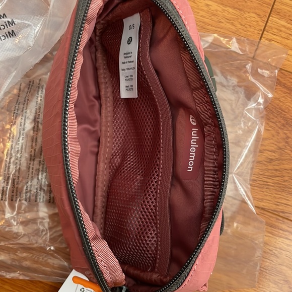 BNWT Lululemon Mini Belt Bag Brier Rose - Picture 6 of 6